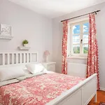 Primavera With Pool By Guide Villa