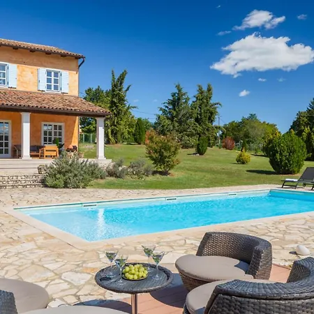 Primavera With Pool By Guide