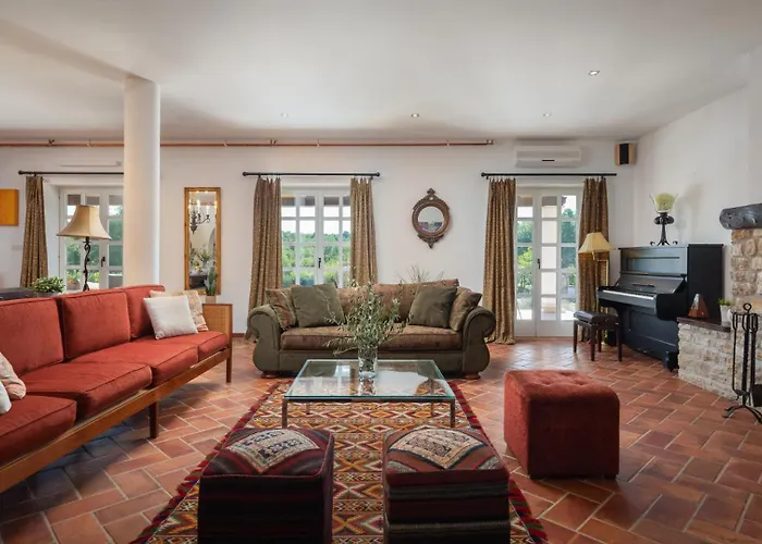 Villa Primavera With Pool By Guide