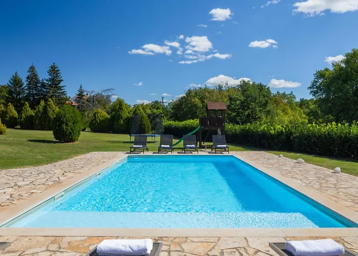 Primavera With Pool By Guide