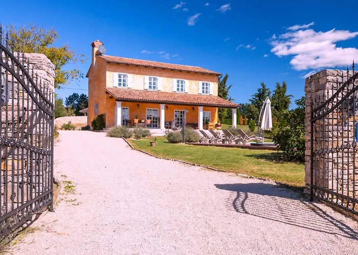 Villa Primavera With Pool By Guide Grožnjan
