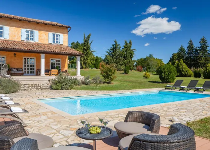 Primavera With Pool By Guide